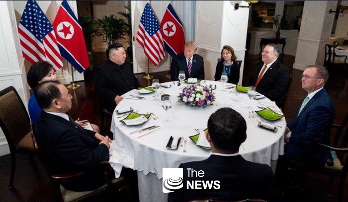 하노이 정상회담에서 미국 트럼프 대통령과 북한 김정은 위원장이 참모진과 함께 하고 있다. <사진 : 사라 샌더스 백악관 대변인>