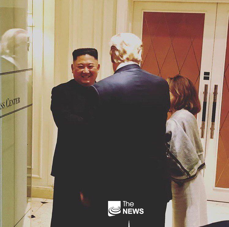 28일 오후 미국 트럼프 대통령과 북한 김정은 위원장이 연장된 회담을 마치고 헤어지기 직전에 백악관 사라 샌더스 대변인이 촬영한 모습 <사진 : 백악관 사라 샌더스 대변인>