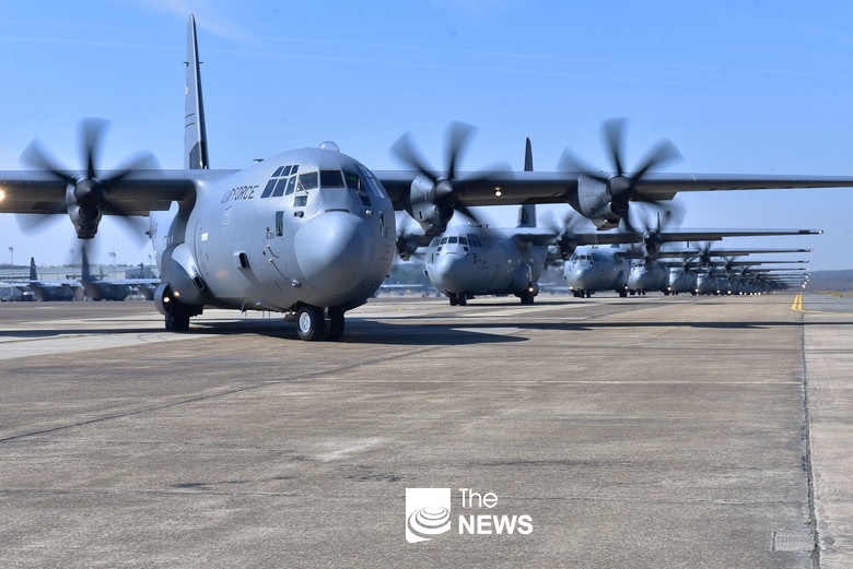 대한민국 공군 주력 소송기 C-130허큘리스, 터보 프롭 엔진을 장착하고 있어 왕복엔진을 장착하고 있는 C-123프로바이더 보다 힘이 더 좋으며, 더 안정적이다.