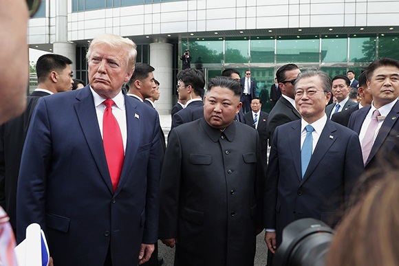 판문점에서 만난 문재인 대통령, 북한 김정은 위원장, 미국 트럼프 대통령 <사진 청와대>