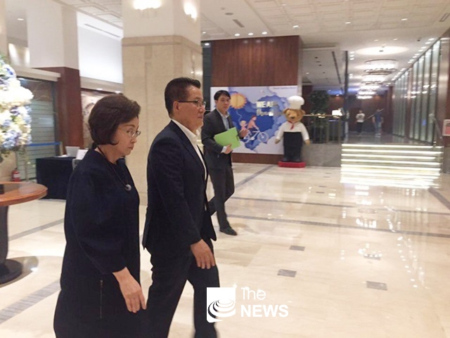 박지원 전 대표와 장정숙 의원이 나란히 호텔에 들어서고 있다. <사진 김재봉 선임기자>