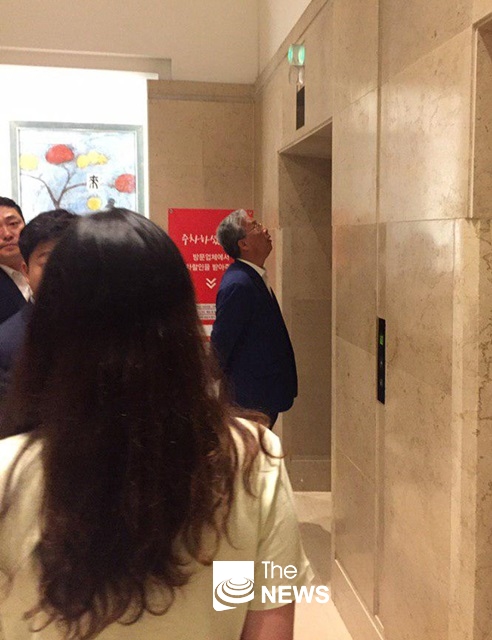 제3지대 신당창당을 주장하고 있는 유성엽 원내대표가 호텔에 들어서 3층 회의장으로 가기 위해 엘리베이터를 기다리고 있다. <사진 김재봉 선임기자>