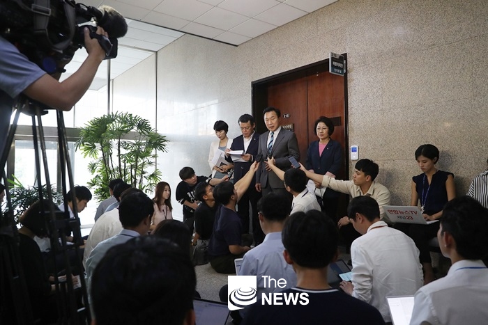 19일 최고위회의 후 복도에서 기자들과 백브리핑을 하고 있는 손학규 바른미래당 대표