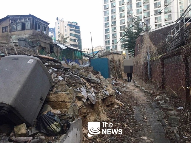 반대편 출입로가 있는 모습, 버려진 집과 계속 파괴되고 있는 집들이 있다. <사진 김재봉 선임기자>
