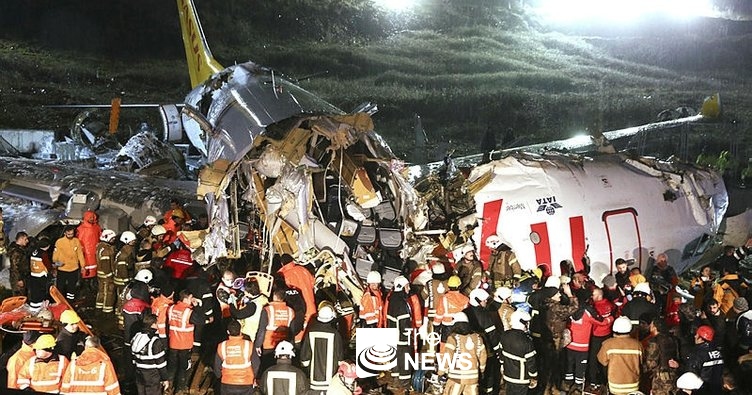 이스탄불 사비하 굑첸 공항 항공기 사고 후 부상한 여행객들이 구조되고 있다 <사진 SABAH>