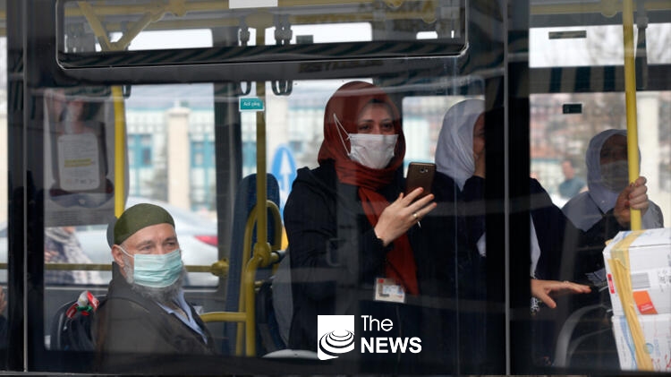 터키 시민이 마스크를 쓰고 버스를 타고 이동하고 있다. <사진 Milliyet>