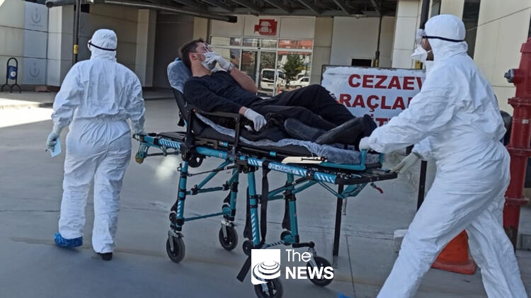 터키의 한 코로나-19 감염자가 병원으로 이송되고 있다. <사진 Milliyet>