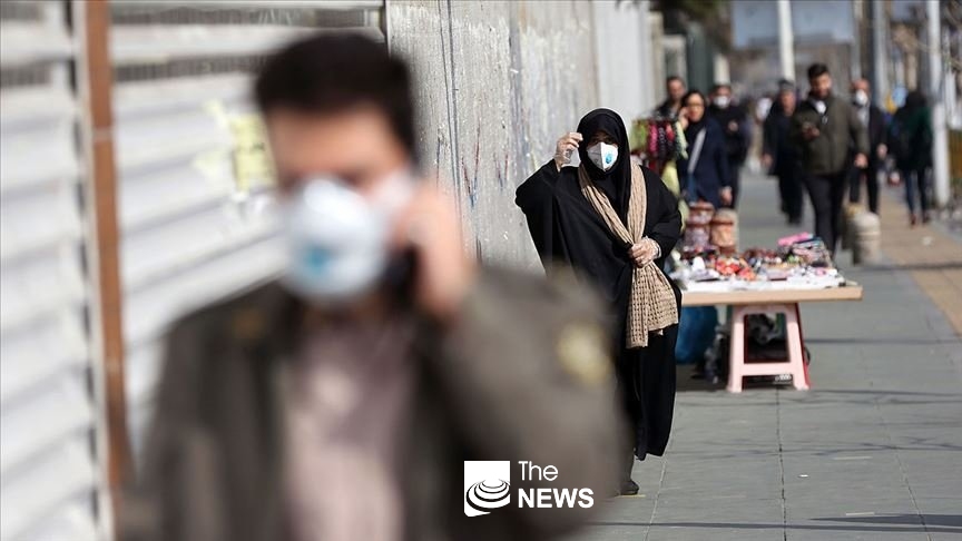 터키 시민들이 마스크를 착용하고 거리를 다니고 있다. <사진 Sabah>
