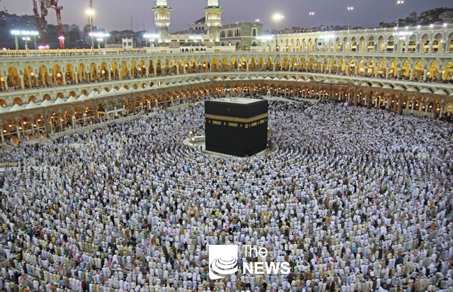 전 세계에서 모인 이슬람교도들이 사우디아라비아 메카 중앙사원에서 순례 의식을 하고 있다. <사진 Sabah>