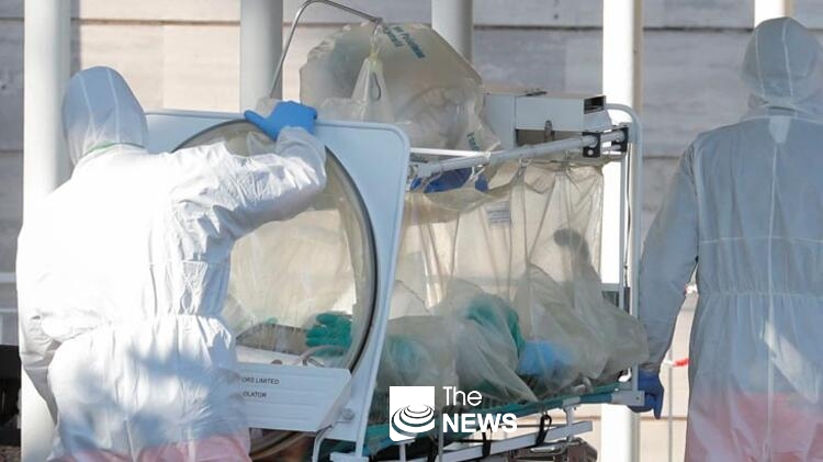 터키의 한 의료진이 코로나-19 중증 환자를 중환자실로 옮기고 있다. <사진 Millyet>