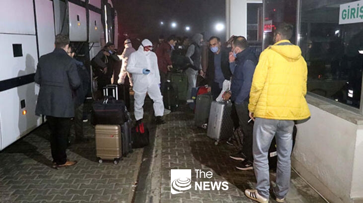 터키 이스탄불 공항에서 해외 입국자들이 14일 격리 시설로 이동하고 있다. <사진 Milliyet>