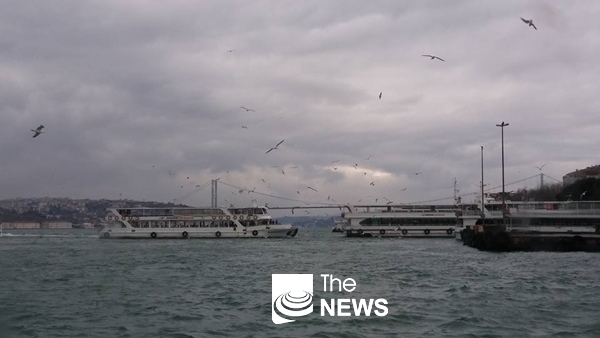 이스탄불 보스포러스 해협에서 배들이 아시아와 유럽 대륙을 건너고 있다. <사진 박광희 취재팀장>