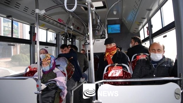 이스탄불 시민들이 마스크를 착용하고 버스를 타고 이동하고 있다. <사진 Milliyet>