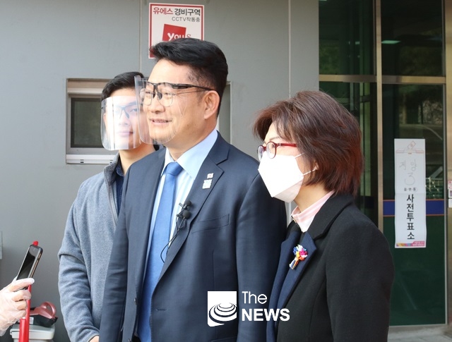 인천 계양구을 송영길 후보가 사전투표를 마치고 기자들과 질의응답을 하고 있다.