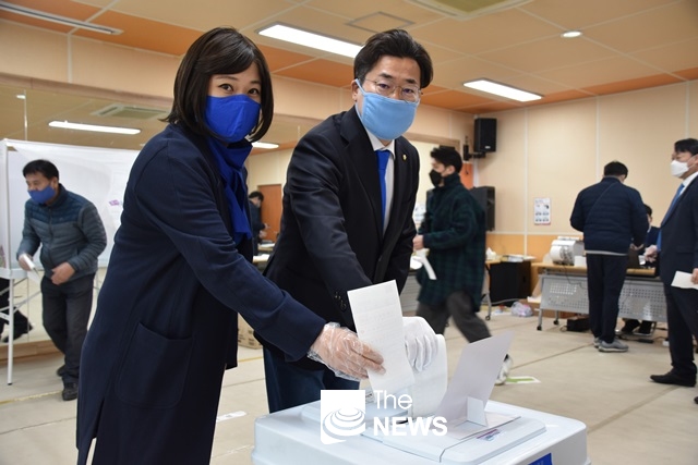 인천 연수구을 박찬대 후보가 사전투표를 하고 있다.