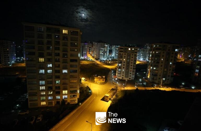 터키가 10일 24:00 이후 전면 외출 금지가 발령되고 한 아파트 단지 주변이 비어져 있다. <사진 Milliyet>