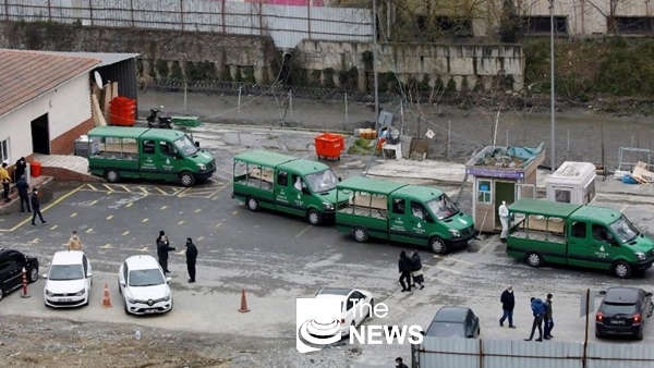 이스탄불 한 병원에서 코로나-19로 사망자를 운반하기 위해 장례 차량이 줄을 서고 있다. <사진 Milliyet>