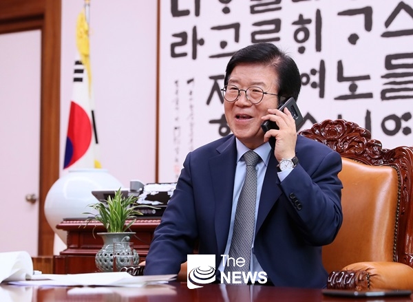 문재인 대통령으로부터 축하 전화를 받고 있는 박병석 국회의장 <사진 국회의장실>