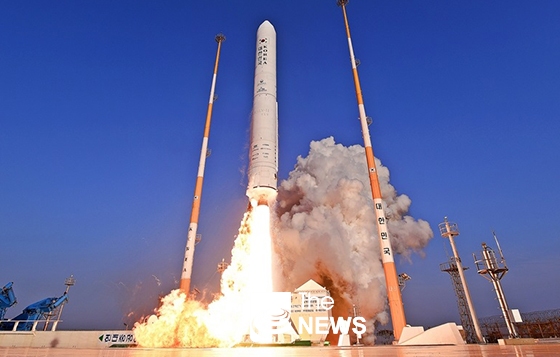 외나로도 우주센터에서 발사되는 로켓 <사진 한국항공우주연구원>