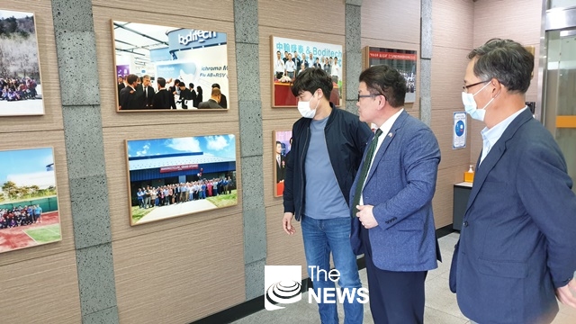 Shim Jae-bok, representative of the Free Trade Zone, looking around the boditech Med Inc promotional exhibits