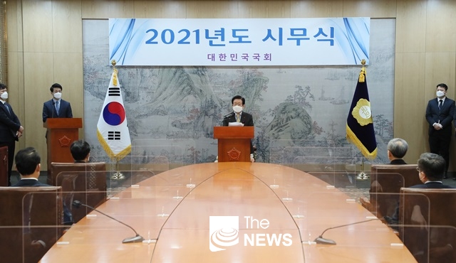 박병석 국회의장, 2021년 국회 시무식에 참석 중이다 <사진 국회>