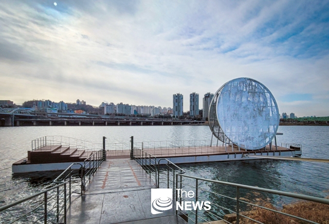 한강 노들섬 선착장의 보름달을 형상화한 원형 구조의 공공미술작품 '달빛노들' <사진 서울시>