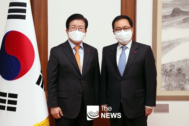 박병석 국회의장은 6일 오후 의장집무실에서 유영민 신임 대통령 비서실장의 예방을 받았다 <사진 국회>