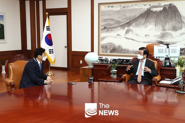 박병석 국회의장은 20일 오후 의장집무실에서 이춘희 세종특별자치시장의 예방을 받고 있다 <사진 국회>