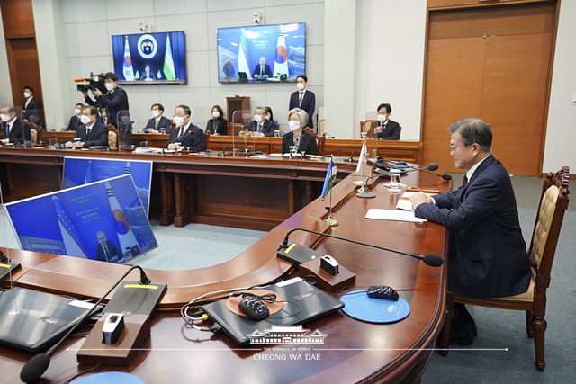 문재인 대통령과 미르지요예프 우즈베키스탄 대통령은 29일 새해 첫 양자 정상회담을 영상으로 하고 있다 <사진 청와대>