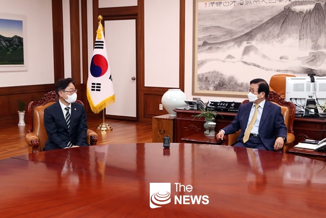박병석 국회의장, 박범계 법무부장관 예방을 받고 있다 <사진 국회>