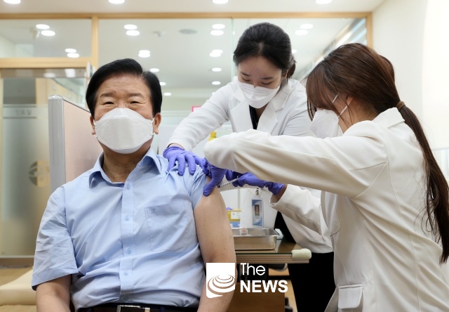 박병석 국회의장, 영등포구 보건소에서 아스트라제네카 백신을 접종하고 있다 <사진 국회>