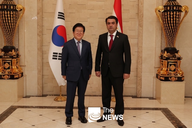박병석 국회의장은 타지키스탄 에모말리 상원의장을 만나 양국 간 경제협력에 대해 논의했다. <사진 국회의장실>