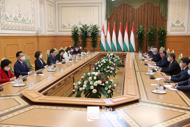 한국과 타지키스탄의 경제협력 및 발전을 위한 논의를 하고 있는 박병석 국회의장과 라흐몬 타지키스탄 대통령
