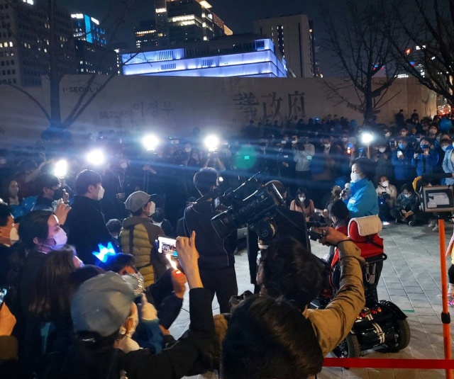 6일 저녁 광화문광장에서 지나가는 시민들과 인사를 나누는 더불어민주당 박영선 서울시장 후보 <사진 박영선 후보 캠프>