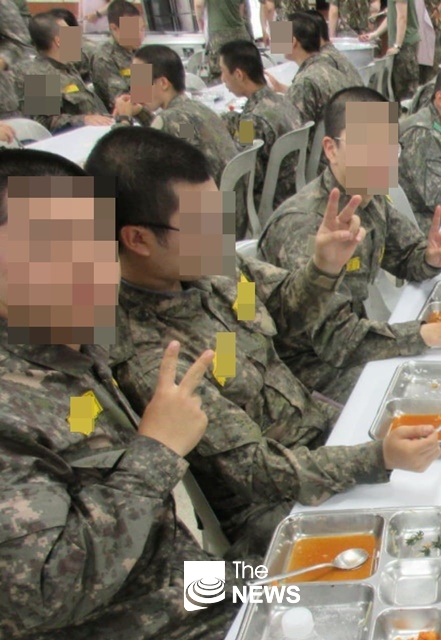 장병들이 식당에서 밥을 먹고 있는 모습, 사진은 군대 부실식사와는 관련이 없는 자료입니다. <사진 The NEWS DB>