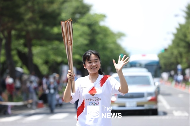 2020도쿄 올림픽 성화봉송을 하고 있는 모습 <사진 일본 2020도쿄 올림픽 공식 홈페이지>