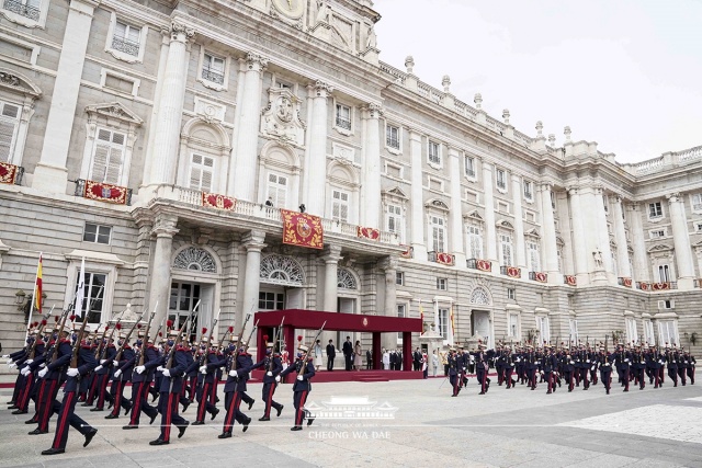 6월 15일 오후(현지시각) 마드리드에 도착한 문재인 대통령은 공식환영식을 시작으로 2박 3일간의 스페인 국빈방문 일정을 시작했다 <사진 청와대>