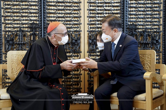 스페인 국빈방문 마지막 날인 17일 문재인 대통령은 바르셀로나 성가족성당(Sagrada Fam&#237;lia)을 방문, 후안 호세 오메야 추기경과 환담을 나눴다 <사진 청와대>