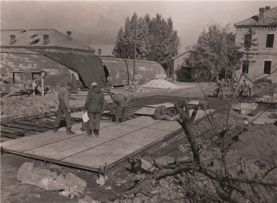 1952년 10월 27일, 용산기지 재건 중인 미공병대와 한국노무단 <사진 서울시>