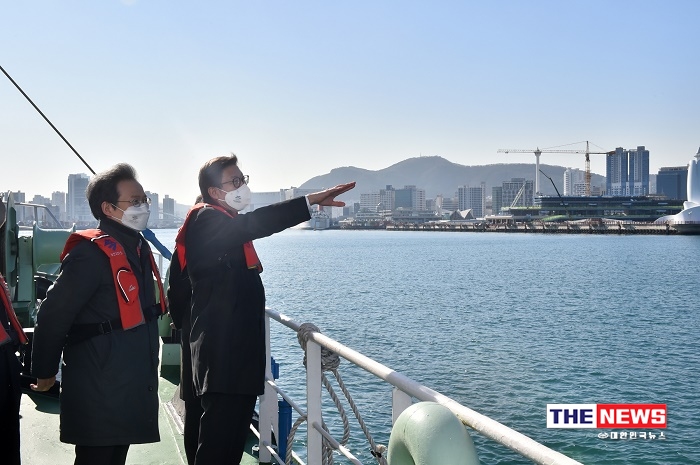 박형준 부산시장은 3일 오후에 직접 배를 타고 부산 앞바다로 나가 선상에서 2030부산세계박람회 개최 예정지를 살펴보고 있다 <사진 부산시>