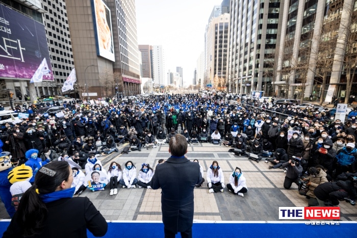 더불어민주당 이재명 대선 후보가 17일 서울 청계광장에서 유세를 하며 지지를 호소하고 있다 <사진 더불어민주당>