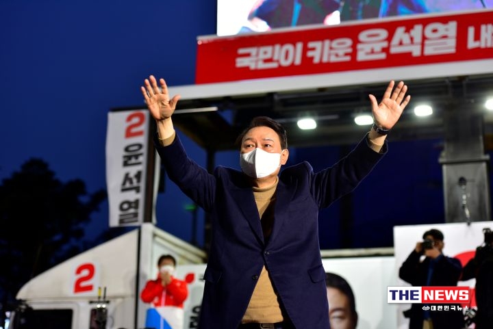 2월 28일 오후 춘천시청 앞에서 선거유세를 하고 있는 윤석열 후보 <사진 더뉴스대선합동취재단>