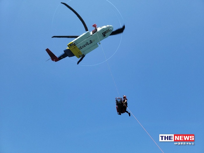 대형헬기(S-92)로 수난대비 기본훈련으로 환자 헬기 이송 훈련을 하고 있다 <사진 남해해경청>