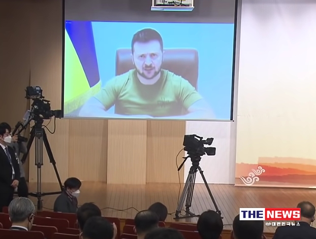 한국 국회에서 화상연설을 하고 있는 젤렌스키 우크라이나 대통령