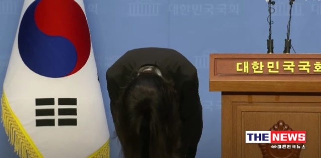박지현 민주당 공동비상대책위원장이 24일 국회 소통관에서 긴급 기자회견을 열고 국민들께 머리 숙여 사고하고 있다