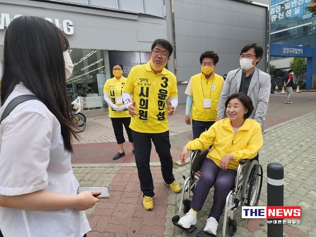 선거운동을 하고 있는 정의당 윤민섭 춘천시의원 후보