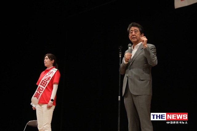 일본 아베 전 총리가 선거에 나선 후보자 지원유세를 하고 있다. <사진 아베 신조>