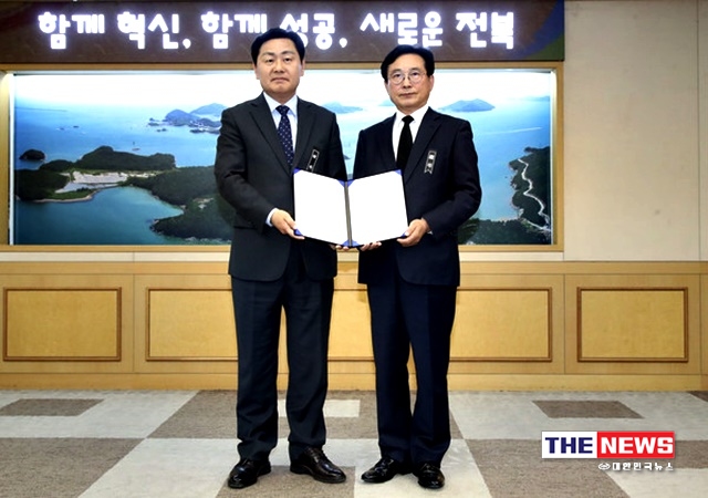김관영 전북지사가 서경석 신임 전북개발공사 사장에게 임명장을 수여하고 있다.
