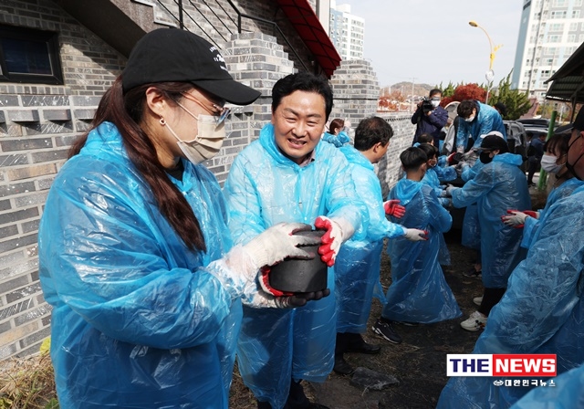 지난 12일 정읍시자원봉사센터 희망나눔 가족봉사단 연탄배달 행사에 참여한 김관영 도지사 <사진 전라북도>