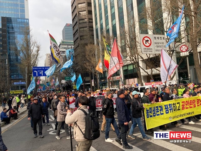 전국 각지에서 몰려든 농민들이 서울광장에 진입하고 있다 <사진 김재봉 선임기자>